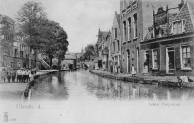 1859 Gezicht op de Oudegracht te Utrecht met rechts de Werf aan de Twijnstraat en op de achtergrond de Vollersbrug.N.B. ...